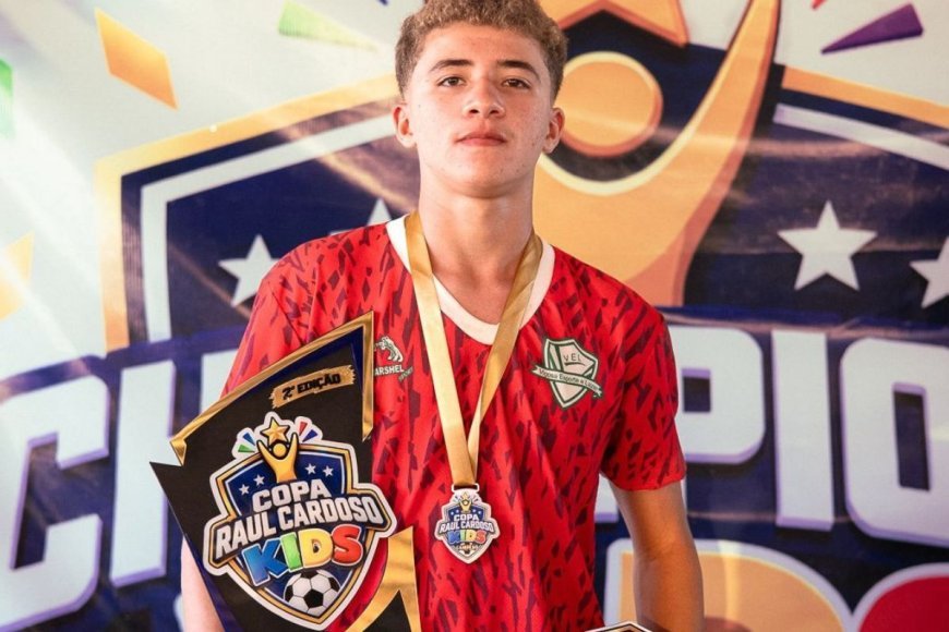 Goleiro de Viçosa conquista título e prêmio individual na Copa Raul Cardoso Kids