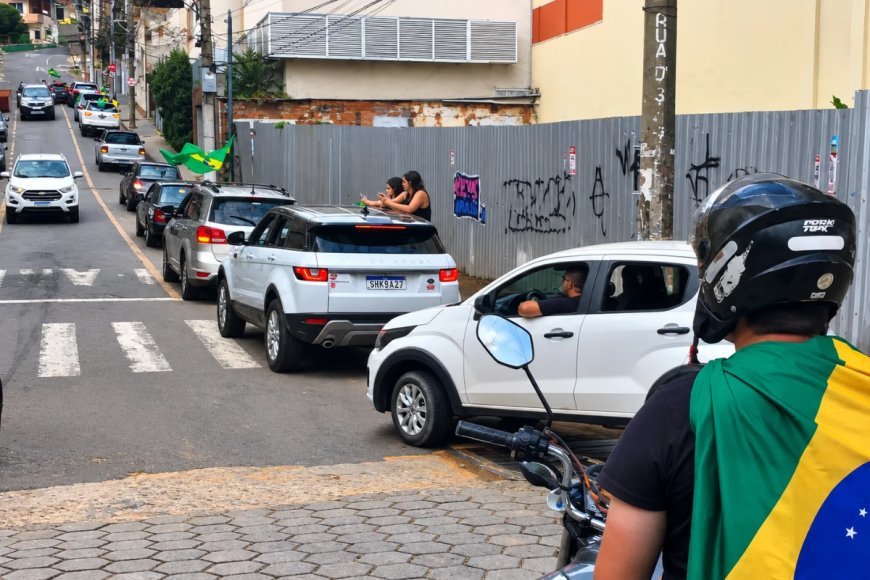 Apoiadores de Flávio Bolsonaro realizam carreata em Viçosa na véspera da eleição