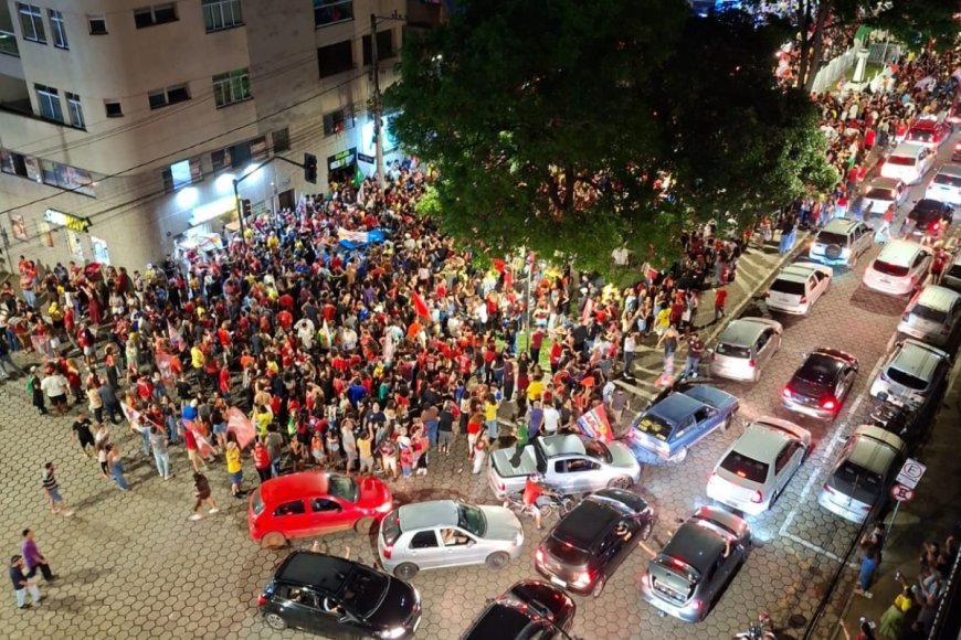 Apoiadores de Lula ocupam ruas do Centro de Viçosa após resultado das eleições