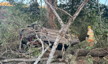 Carro sai da pista e colide contra árvore em Teixeiras