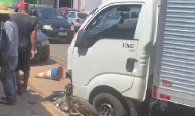 Motociclista fica ferido após colisão com caminhão em Viçosa