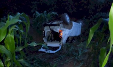 Motorista fica ferido após carro capotar em Ervália