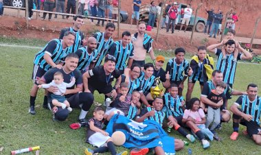 Time da Praça conquista título de campeão em Cachoeirinha