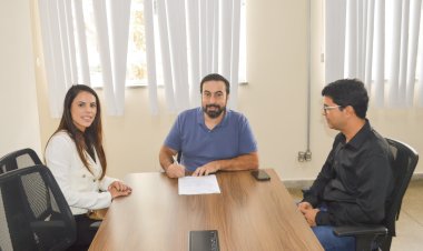 Prefeito de Viçosa assina documento de continuidade ao circuito turístico Montanhas e Fé