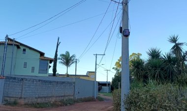 PMV realiza trabalho de extensão da rede elétrica em bairros afastados