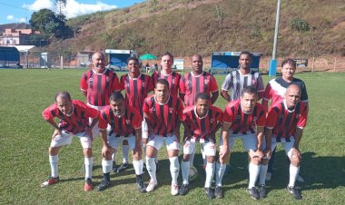 Silvestre goleia e segue firme no Quarentão de Teixeiras