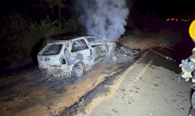 Motocicleta colide com carro e veículos pegam fogo na MGC-482, em Viçosa