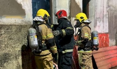 Bombeiros controlam incêndio residencial e resgatam vítima em Teixeiras