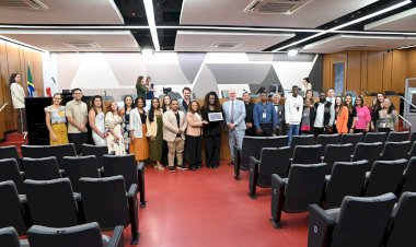 Cabeleireira de Viçosa é homenageada na ALMG após vencer prêmio internacional na França
