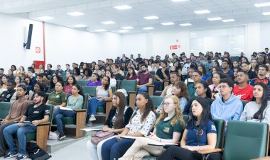 UFV entrega 333 smartphones doados pela Receita Federal a estudantes assistidos