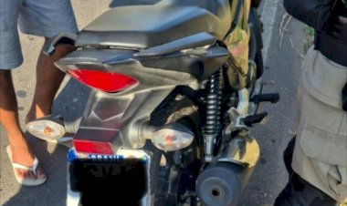 Motociclista sem habilitação é flagrado em manobra perigosa na rua do Pintinho em Viçosa