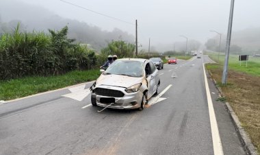 Motorista dorme ao volante e capota carro em Viçosa