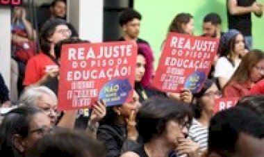 Professores lotam Câmara de Viçosa em cobrança pelo cumprimento do Piso Nacional