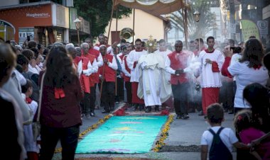 Com tradicionais tapetes de rua, fiéis celebram Corpus Christi em Viçosa