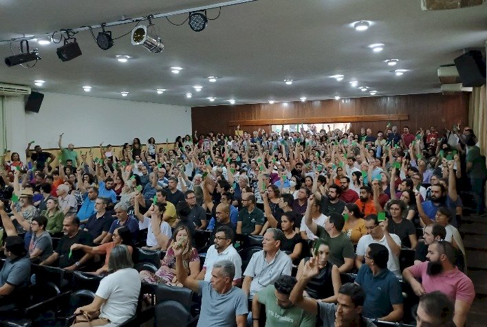 Aspuv acolhe decisão sobre saída da greve e convoca assembleia para quinta-feira (27)