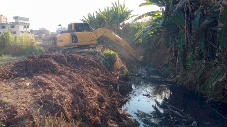 Prefeitura de Viçosa faz dragagem no Córrego Santo Antônio