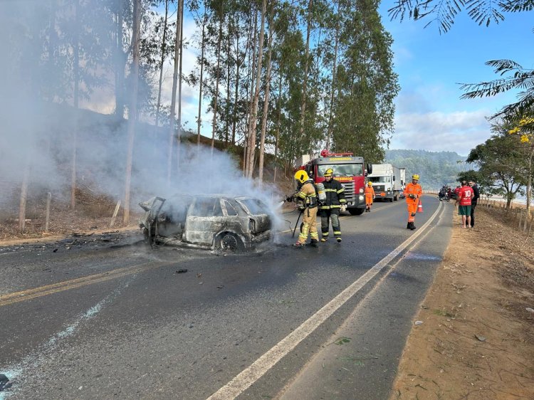 Carro pega fogo após colisão na BR-356 em Coimbra