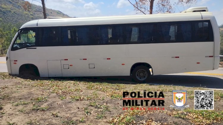 Microônibus da Prefeitura de Visconde do Rio Branco perde roda na MG-353