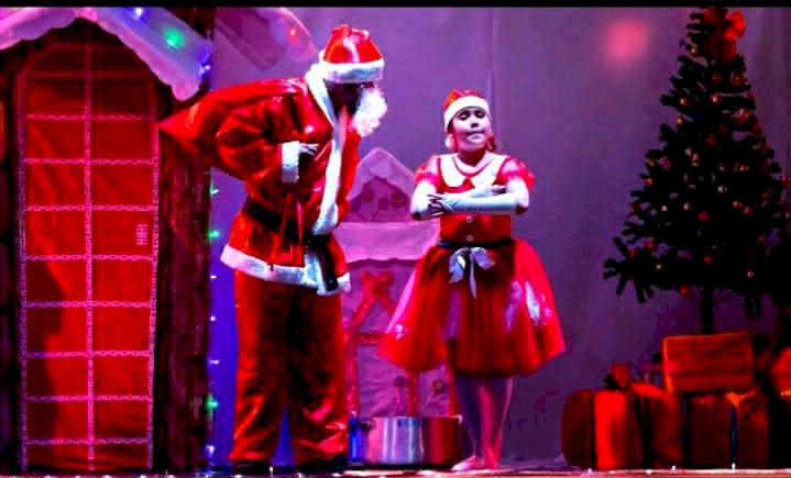 Bailarinos encenam Encanto de Natal na Univiçosa