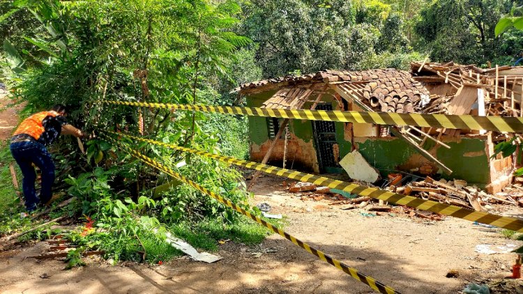 Defesa Civil é acionada após desabamento de casa em Posses