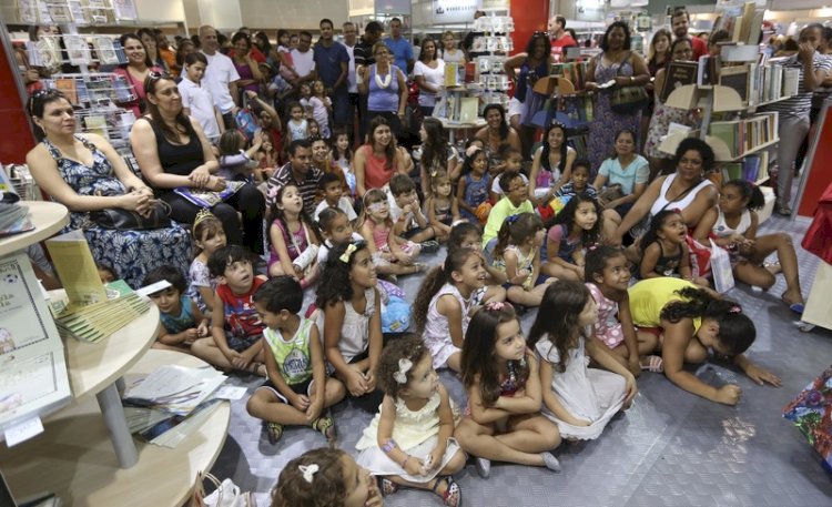 Alunos da rede estadual recebem vales-livros para bienal mineira 2025
