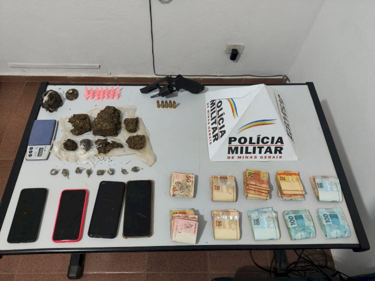 Polícia prende quatro homens por tráfico de drogas em Araponga