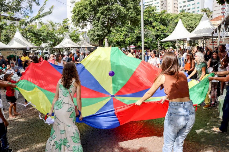 Dia do Brincar da PMV reuniu centenas de crianças na praça Silviano Brandão