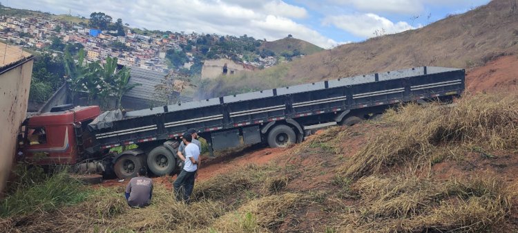 Carreta sem freios provoca acidente entre a Conceição e Nova Viçosa