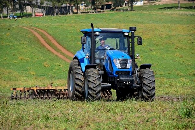 Pedra do Anta inicia corte e gradagem de terra para produtores rurais do município
