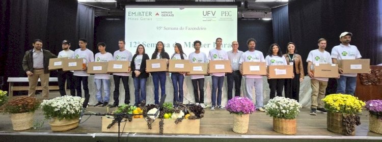 Emater entrega notebooks a jovens do programa Futuro do Campo