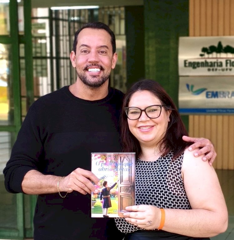 Ex-aluna lança livro com homenagem a professor da UFV