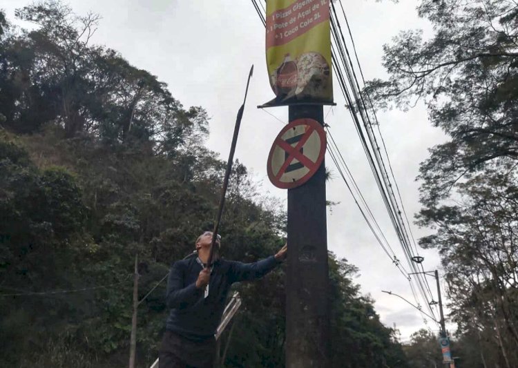 Prefeitura de Viçosa retira cartazes irregulares em postes