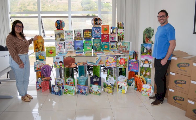 Escolas municipais de Viçosa recebem novos kits de biblioteca