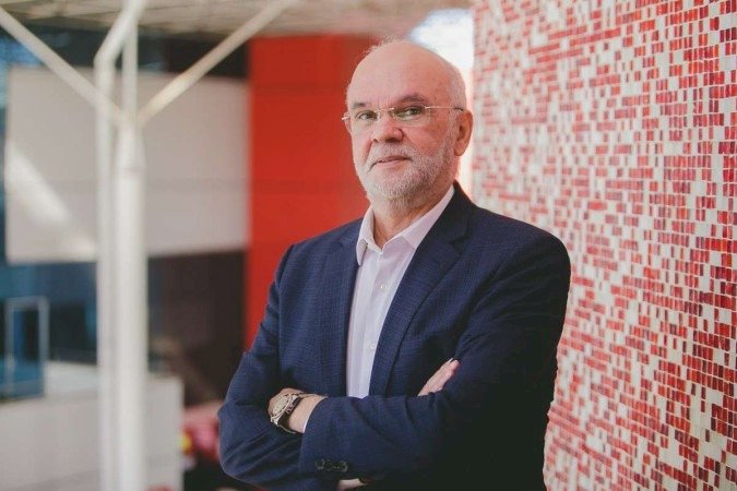 Ex-reitor da UFV lança livro sobre inteligência artificial