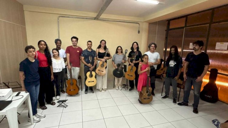 Estudantes do CEA celebram Dia do Violão