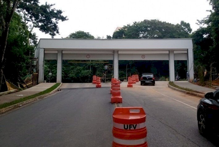 Trânsito fica interrompido na Vila Giannetti nesta terça-feira