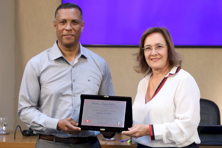 Câmara de Viçosa homenageia servidor com mais de 40 anos de atuação