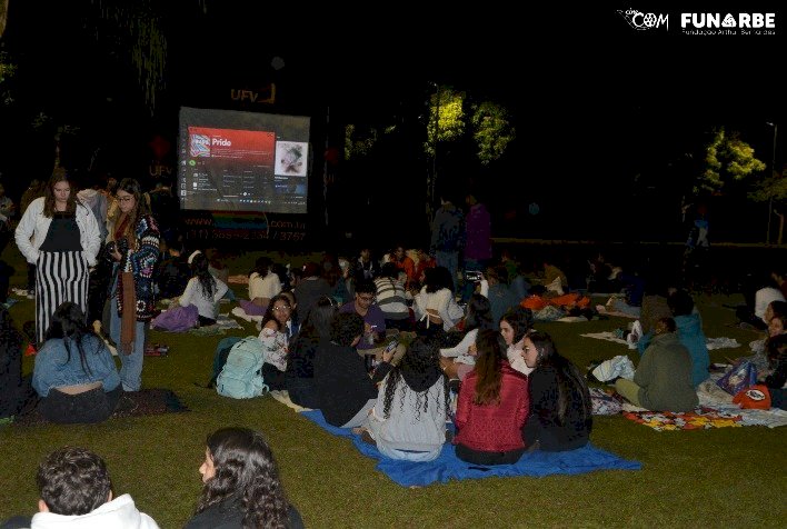 Gramado das Quatro Pilastras da UFV recebe sessão gratuita de cinema neste domingo