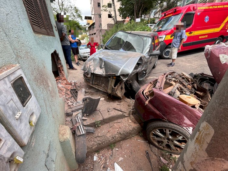 Carro sem controle bate em residência em Viçosa