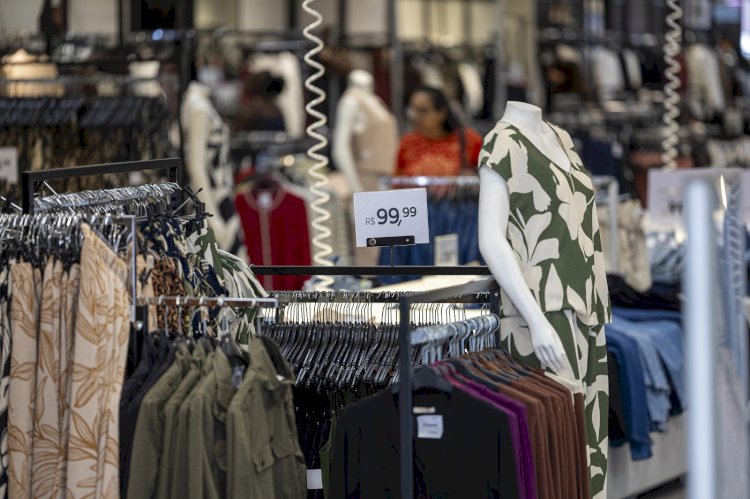 Nova lei proíbe lojas de exigir dados pessoais para concluir vendas em MG