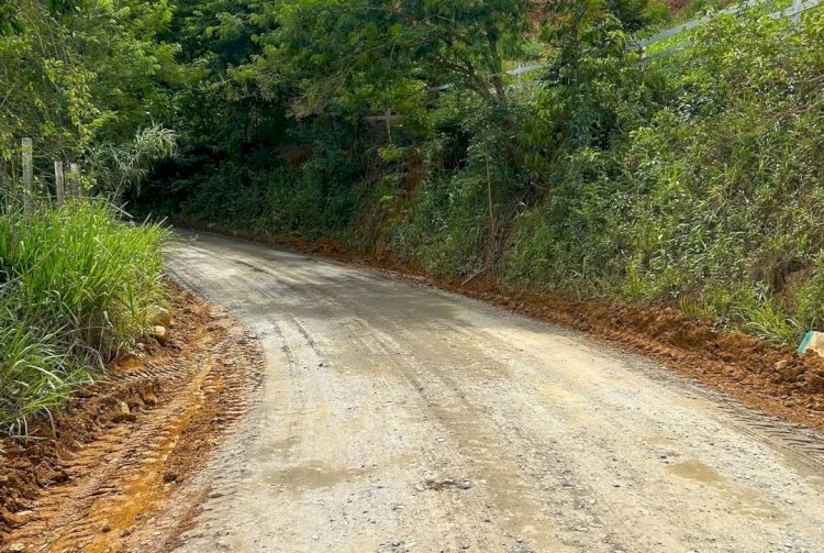 Prefeitura de Coimbra realiza manutenção em estradas rurais após período de chuvas