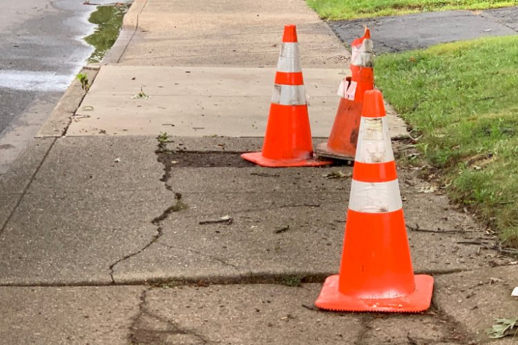 Câmara de Viçosa aprova lei que obriga empresas a repararem danos em ruas e calçadas