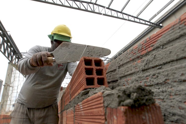 Projeto da UFV promove capacitação gratuita para pedreiros