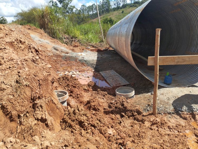 Prefeitura de Viçosa instala galeria fluvial com tubo armco na comunidade do Maringá
