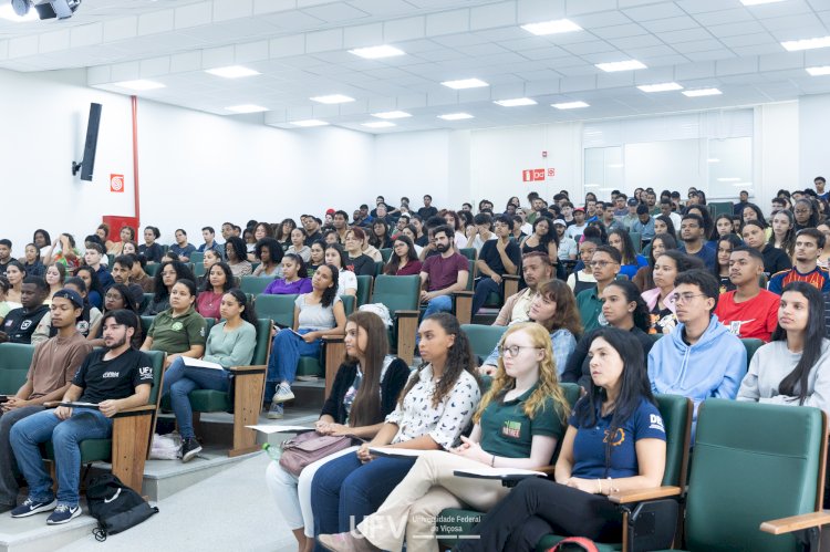 UFV entrega 333 smartphones doados pela Receita Federal a estudantes assistidos