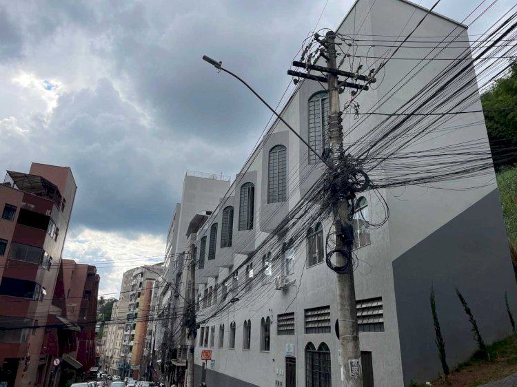 Prefeitura notifica operadoras para remoção de fios inúteis em Viçosa