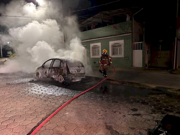 Carro pega fogo durante a madrugada no bairro União, em Viçosa