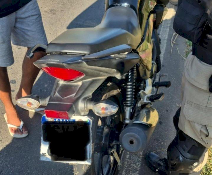 Motociclista sem habilitação é flagrado em manobra perigosa na rua do Pintinho em Viçosa