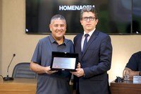 Câmara de Viçosa homenageia advogado por trajetória no serviço público