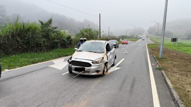 Motorista dorme ao volante e capota carro em Viçosa
